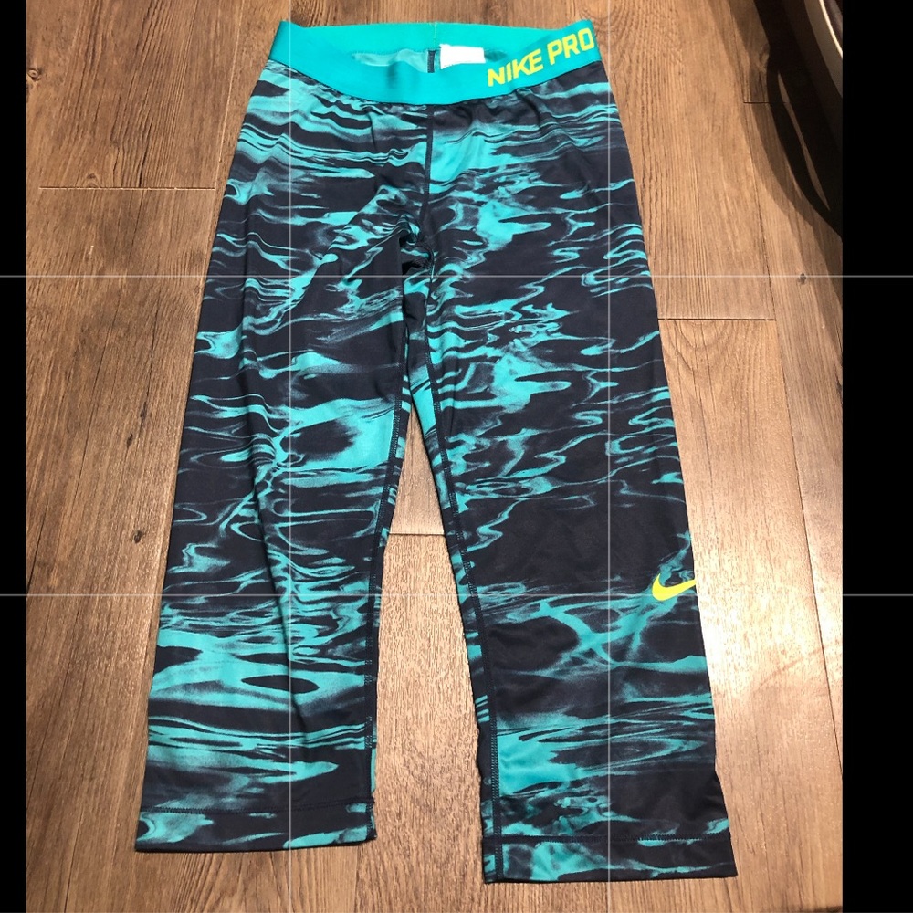 Nike dry fit capri spandex pants